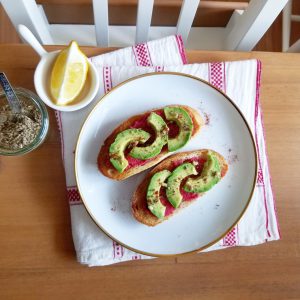 ビーツフムスとアボカドのブルスケッタ