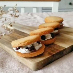 米粉クッキーと豆乳グルトのレーズンサンド